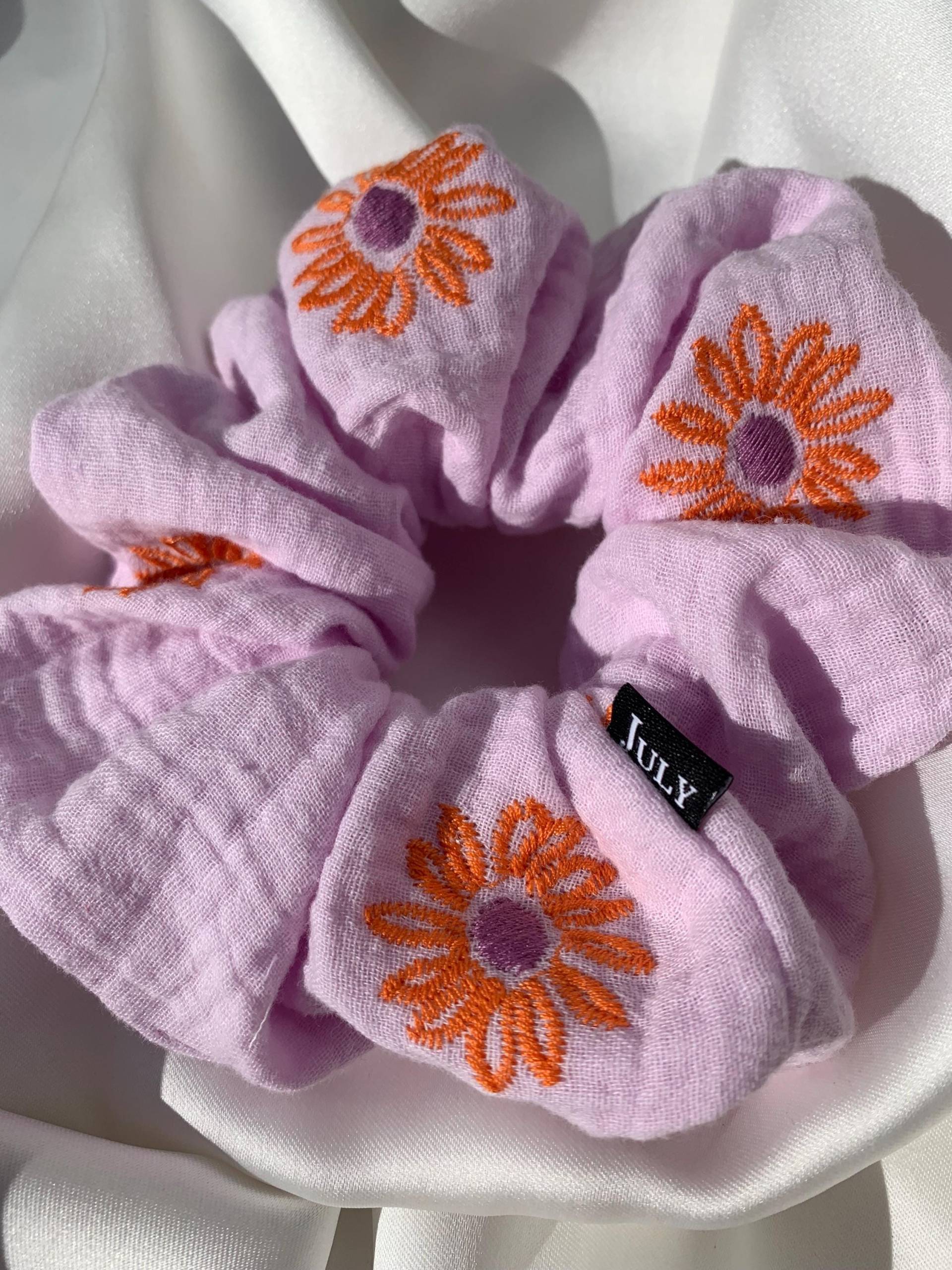 Musselin Scrunchie Flieder Orange Blüten, in 2 Größen Musselin Scrunchie Flieder Orange Blüten, in 2 Größen von KeepItNiceInJuly