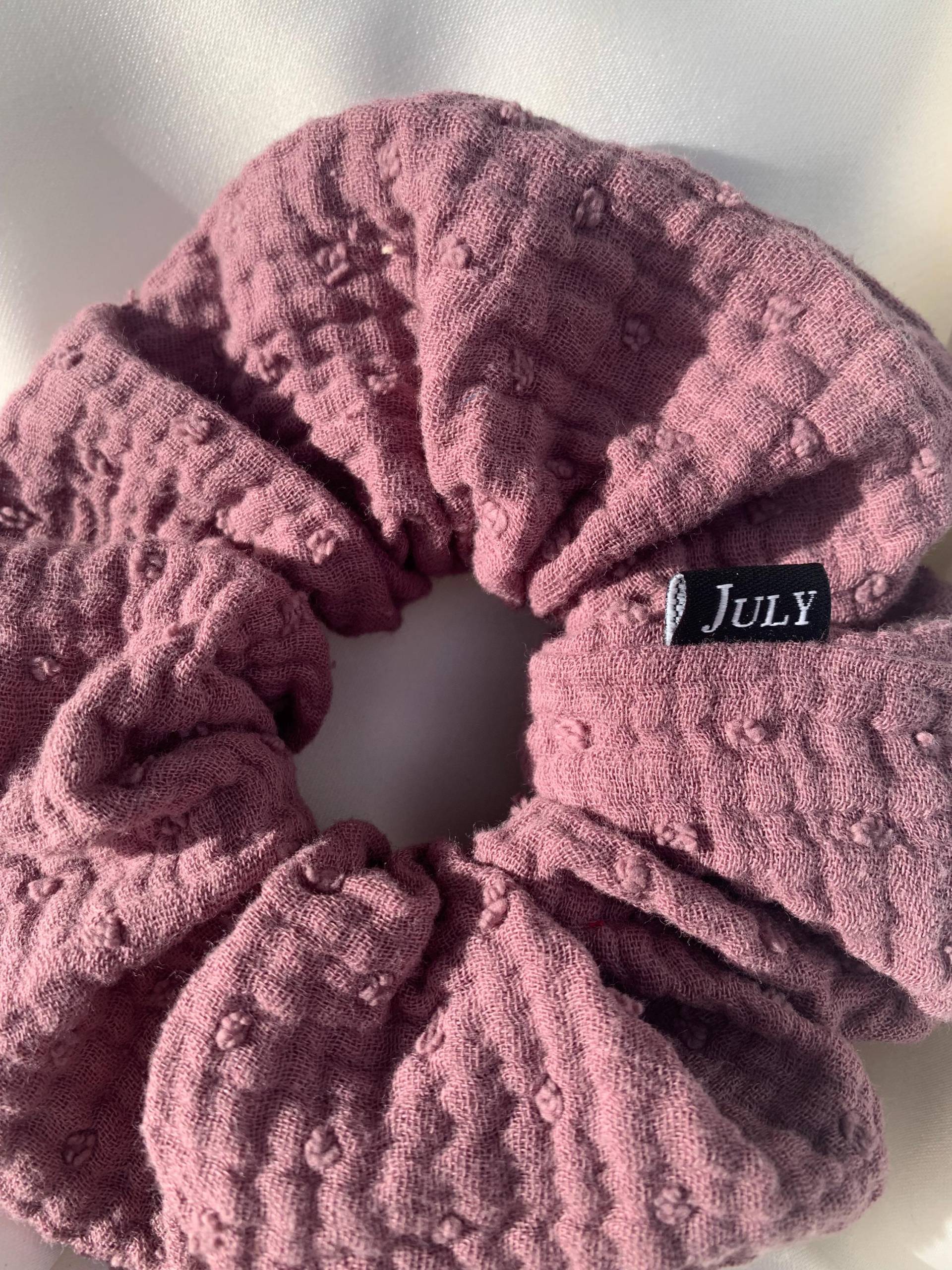 Musselin Scrunchie Flieder Punkte, in 2 Größen Musselin Scrunchie Flieder Punkte, in 2 Größen von KeepItNiceInJuly