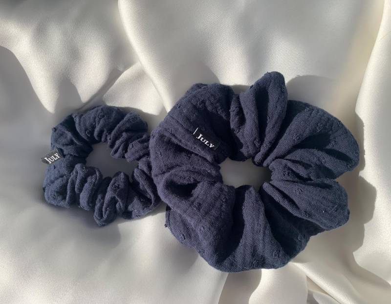 Musselin Scrunchie Marineblau Punkte, in 2 Größen Musselin Scrunchie Marineblau Punkte, in 2 Größen von KeepItNiceInJuly