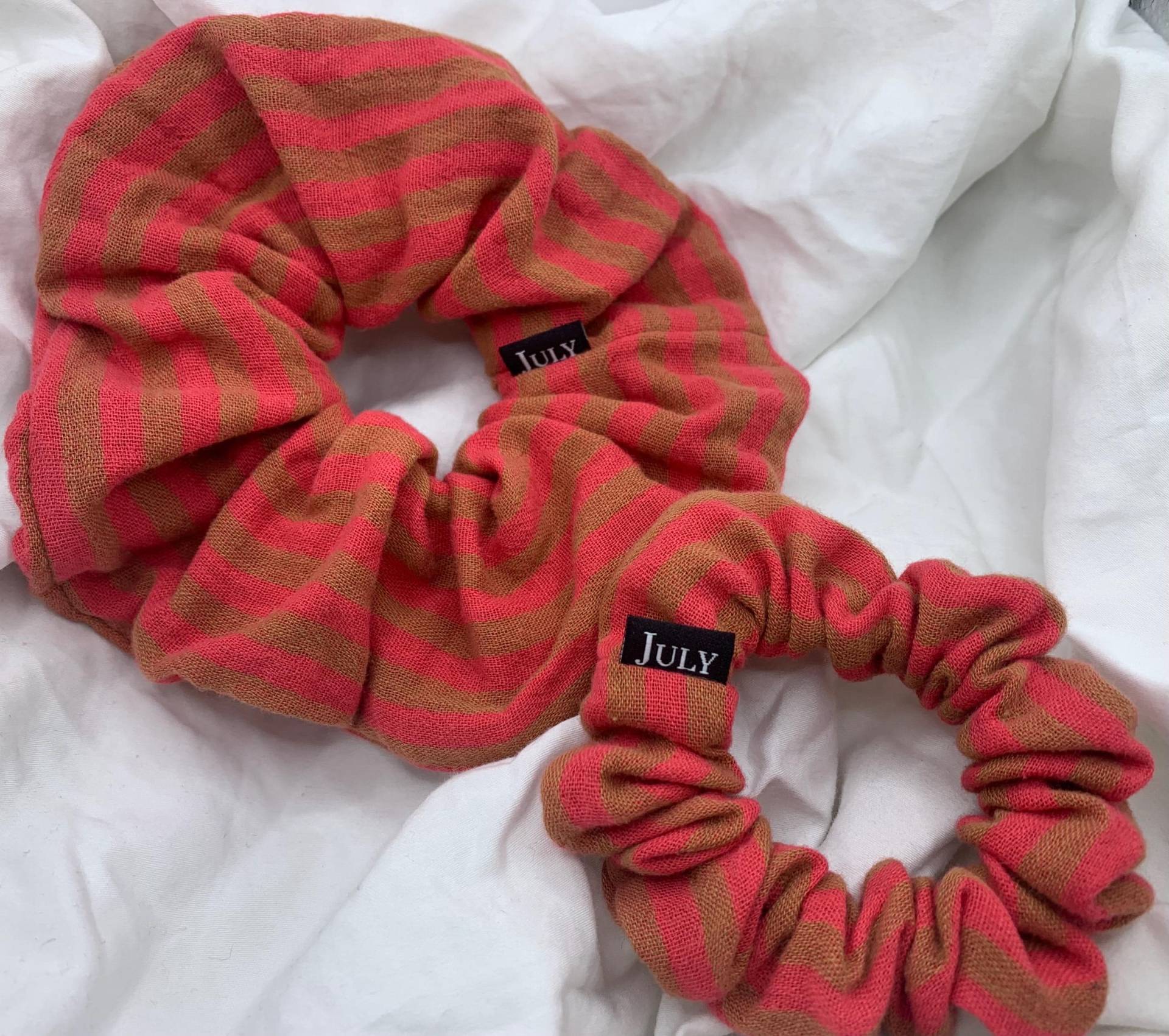 Musselin Scrunchie Streifen Coral Senf, in 2 Größen von KeepItNiceInJuly