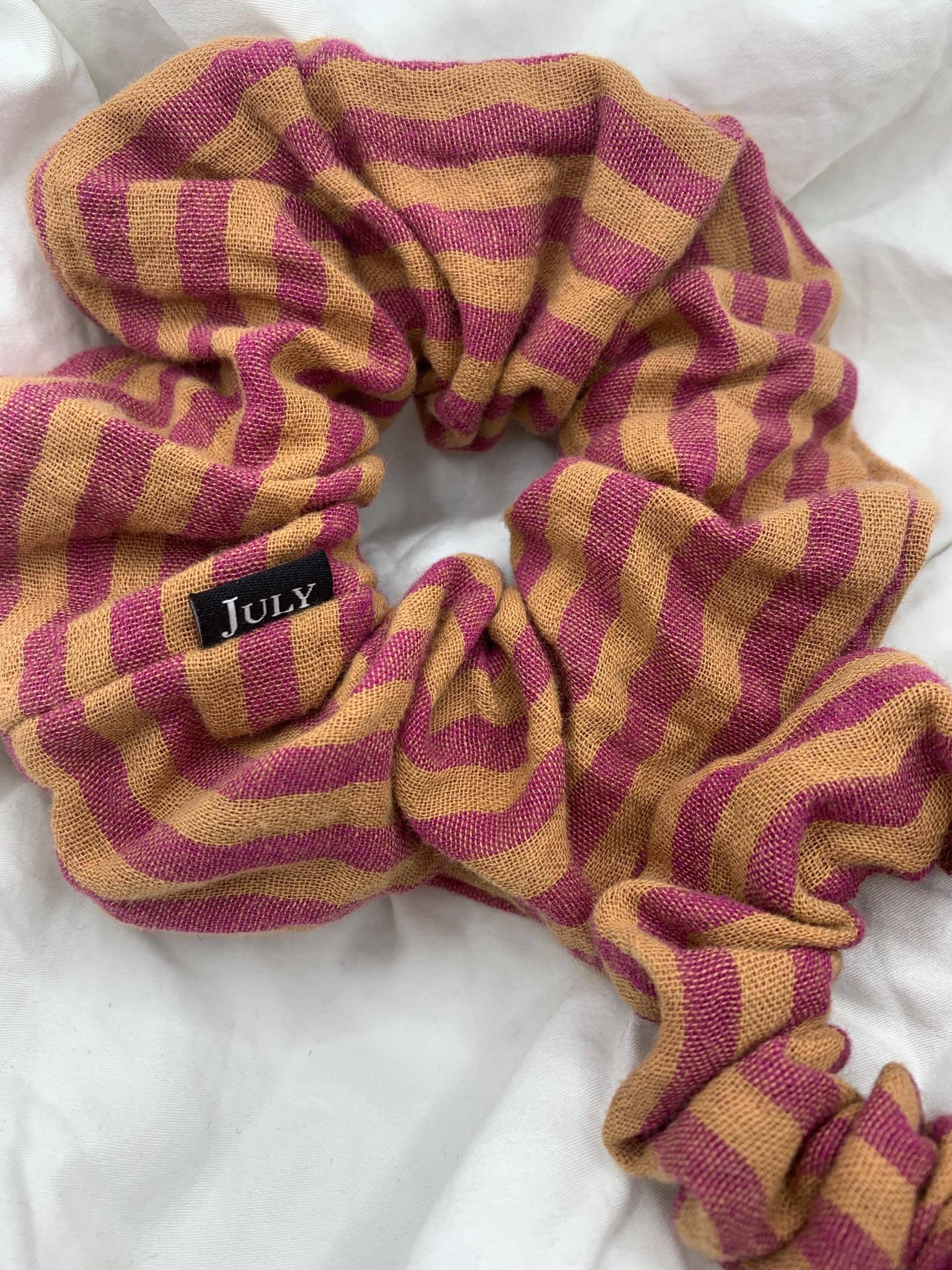 Musselin Scrunchie Streifen Dunkelrosa Senf, in 2 Größen von KeepItNiceInJuly