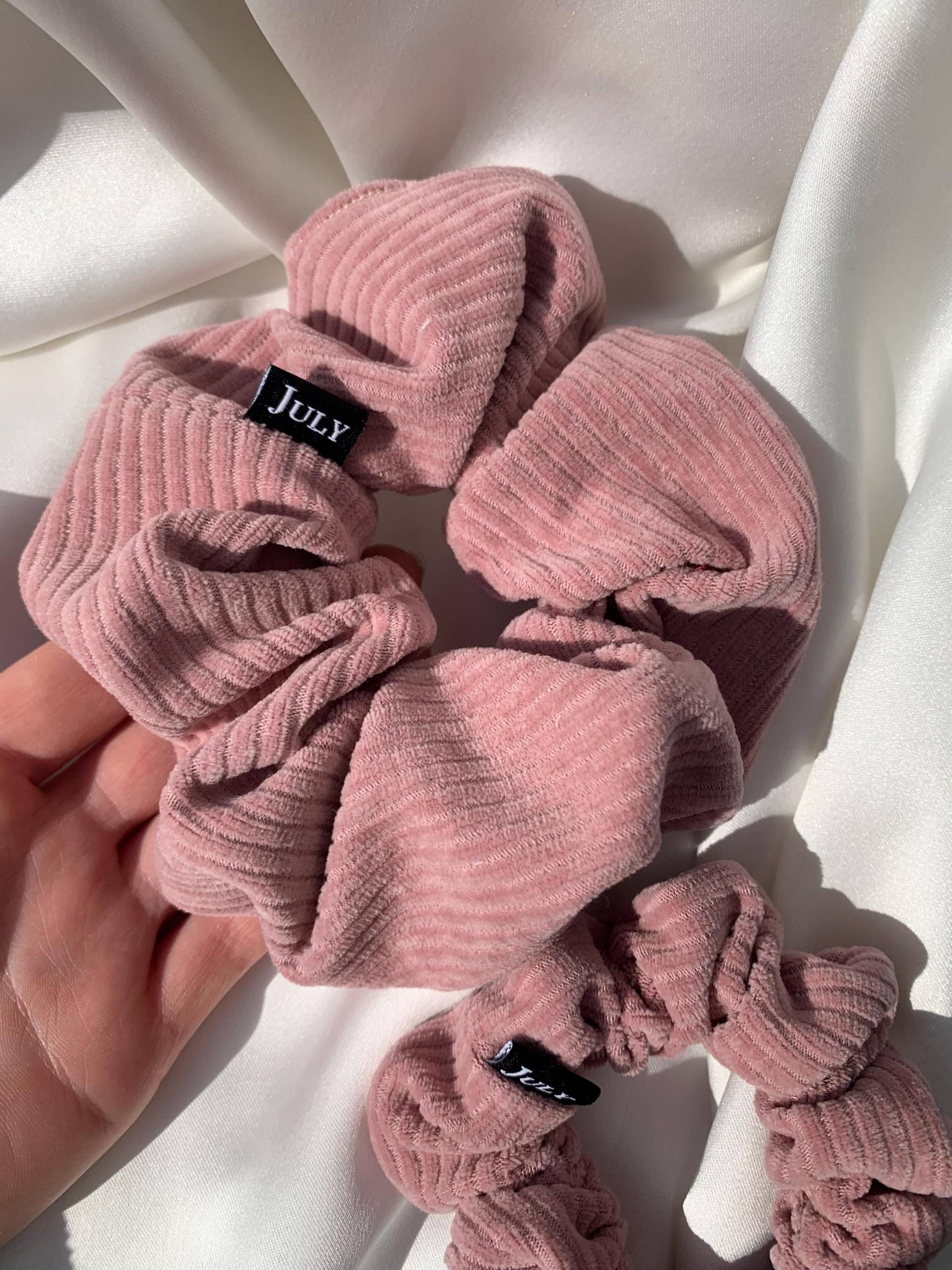 Scrunchie Rosa Cord, in 2 Größen, Dicker Stoff Scrunchie Rosa Cord, in 2 Größen, Dicker Stoff von KeepItNiceInJuly
