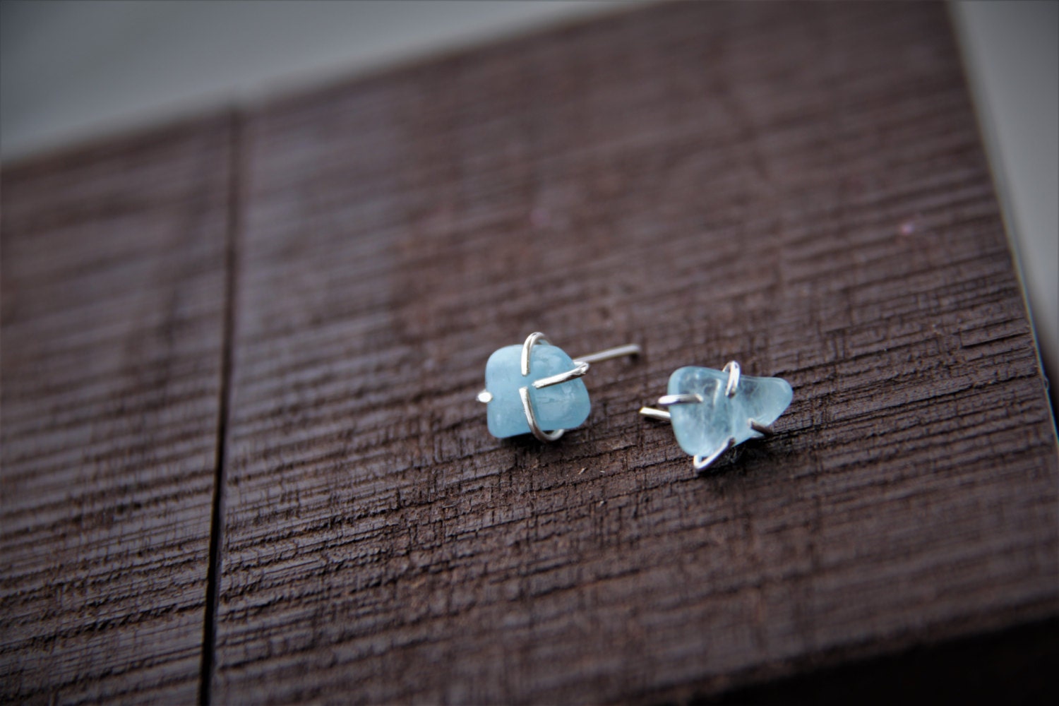 Aquamarin Nugget Und Sterling Silber Ohrstecker, Roher Ungeschliffener 925 Natürliche Form Aquamarin Nugget Und Sterling Silber Ohrstecker, Roher Ungeschliffener 925 Natürliche Form von Keepandcherish