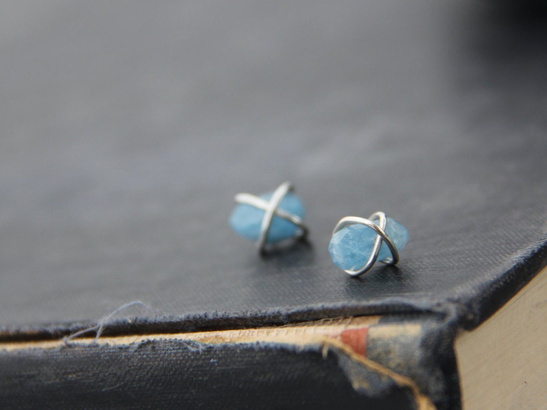 Aquamarin Und Sterling Silber Kreuz Gewickelte Nugget Ohrstecker, Organisch, Natürliche Textur, Rohedelstein Getrommelt, Blau Rustikal Aquamarin Und Sterling Silber Kreuz Gewickelte Nugget Ohrstecker, Organisch, Natürliche Textur, Rohedelstein Getrommelt, Blau Rustikal von Keepandcherish