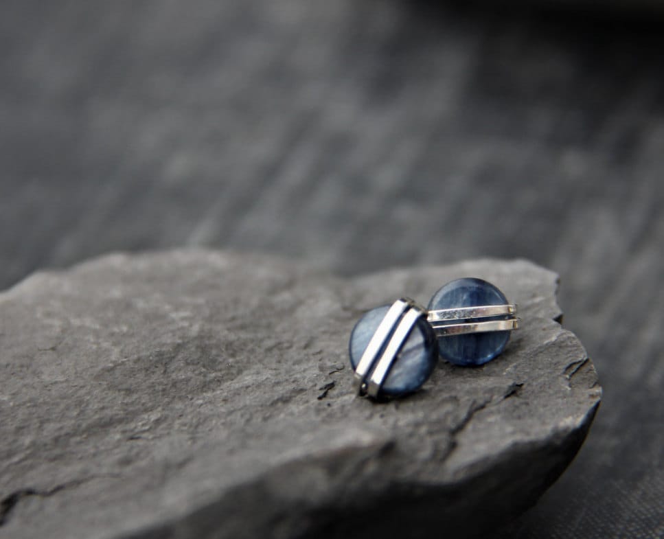 Blauer Kyanit Gewickelter Knopf Ohrstecker, 2 Reihen Kleine Runde Sterling Silber, Kupfer, Gold Fill Winzig, Modern, Minimal Blauer Kyanit Gewickelter Knopf Ohrstecker, 2 Reihen Kleine Runde Sterling Silber, Kupfer, Gold Fill Winzig, Modern, Minimal von Keepandcherish