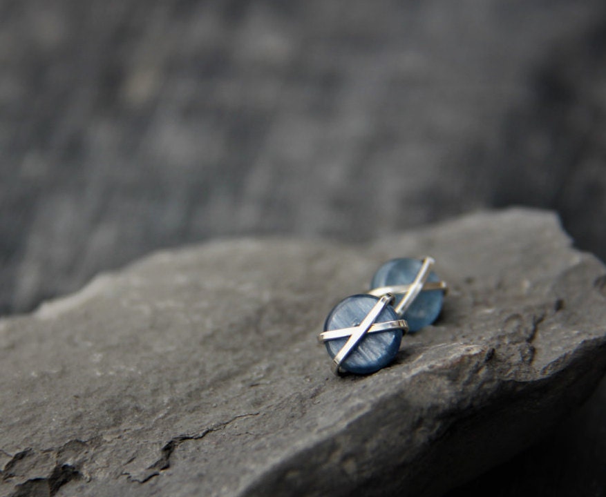 Blauer Kyanit Kreuz Gewickelter Ohrstecker, Kleine Runde Sterling Silber, Kupfer, Goldfill Gewickelte Winzig, Modern, Minimal Blauer Kyanit Kreuz Gewickelter Ohrstecker, Kleine Runde Sterling Silber, Kupfer, Goldfill Gewickelte Winzig, Modern, Minimal von Keepandcherish