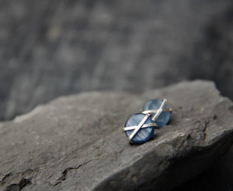 Blauer Kyanit Kreuz Gewickelter Ohrstecker, Kleine Runde Sterling Silber, Kupfer, Goldfill Gewickelte Winzig, Modern, Minimal Blauer Kyanit Kreuz Gewickelter Ohrstecker, Kleine Runde Sterling Silber, Kupfer, Goldfill Gewickelte Winzig, Modern, Minimal von Keepandcherish
