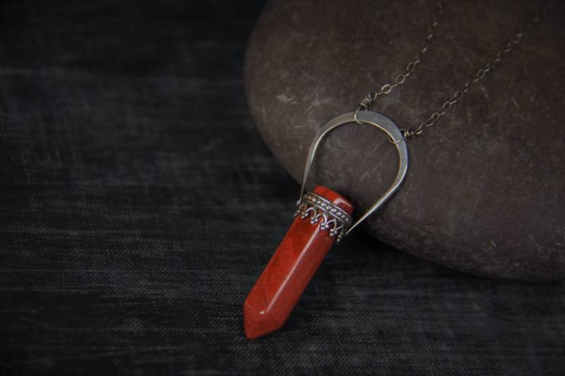 Bleistiftspitze, Edelstein & Sterling Silber Extra Lange Anhänger Halskette, Genietete Handwerkliche Rot, Schwarz, Grün, Opal, Schneeflocke Bleistiftspitze, Edelstein & Sterling Silber Extra Lange Anhänger Halskette, Genietete Handwerkliche Rot, Schwarz, Grün, Opal, Schneeflocke von Keepandcherish