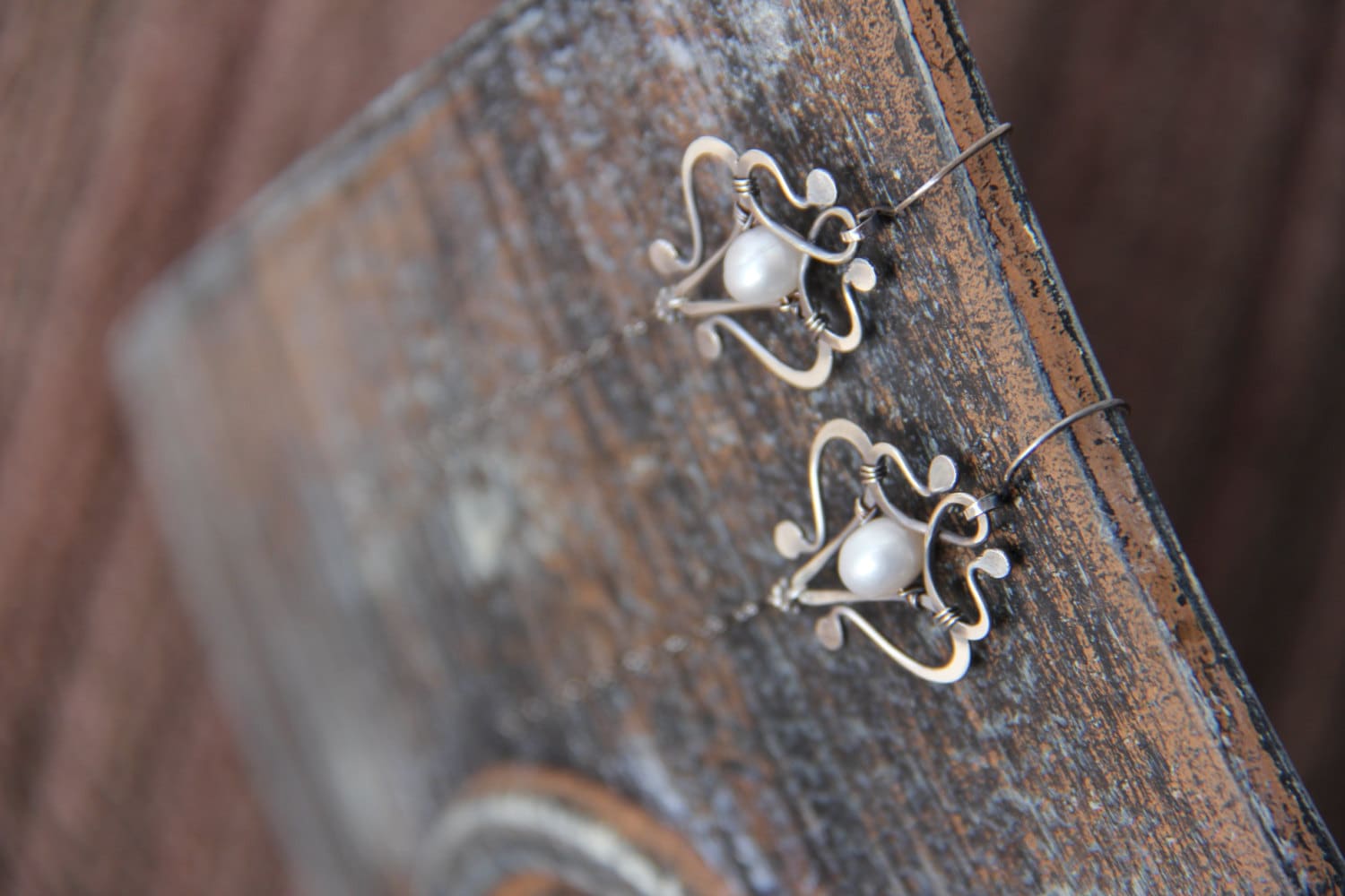 Dusters, Sterling Silber Oder Kupfer Lange Kette Baumeln Wire Wrap Ohrringe Mit Perlen, 925, Antike, Schulter Dusters Dusters, Sterling Silber Oder Kupfer Lange Kette Baumeln Wire Wrap Ohrringe Mit Perlen, 925, Antike, Schulter Dusters von Keepandcherish