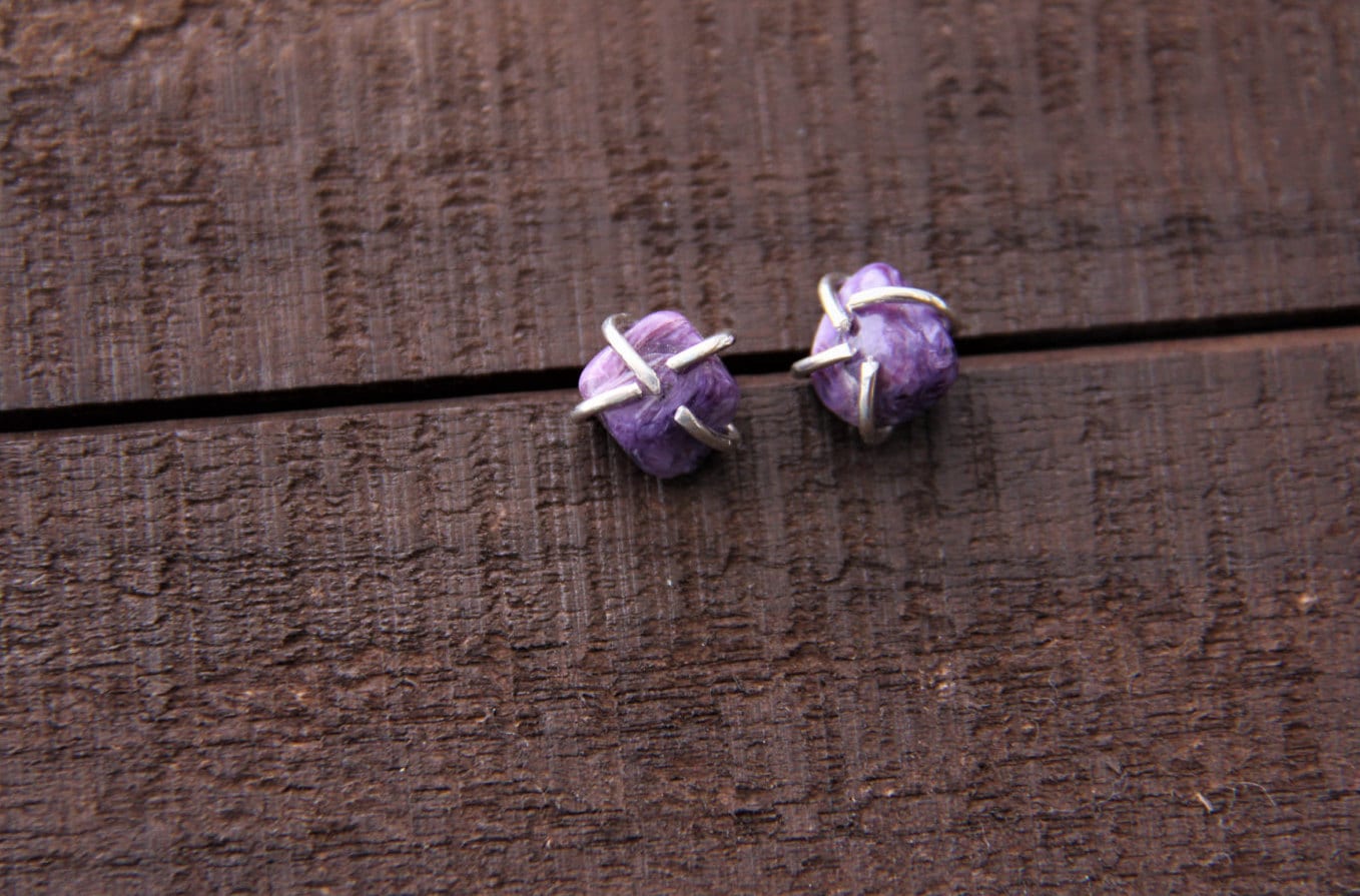 Getrommelte Nugget Charoite Und Sterling Silber Ohrstecker, 925 Rohe, Ungeschliffene Edelstein, Lila Violett Getrommelte Nugget Charoite Und Sterling Silber Ohrstecker, 925 Rohe, Ungeschliffene Edelstein, Lila Violett von Keepandcherish