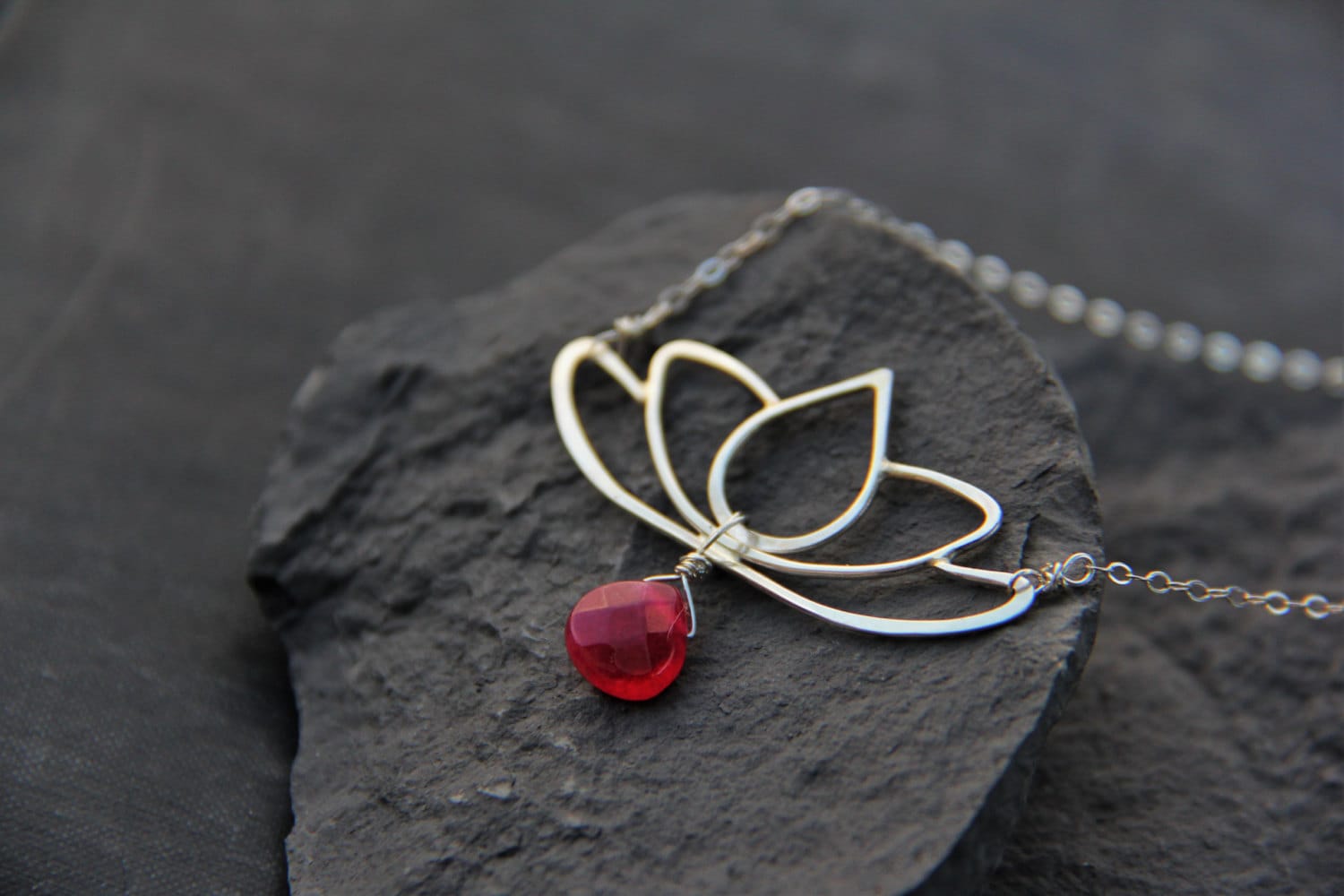 Handgemachte Lotus Halskette Aus Silber Oder Kupfer, Blume, Zarter Anhänger, Zierlich, Saphir Jade, Smaragd, Rubin Rot, Grün, Blau Handgemachte Lotus Halskette Aus Silber Oder Kupfer, Blume, Zarter Anhänger, Zierlich, Saphir Jade, Smaragd, Rubin Rot, Grün, Blau von Keepandcherish