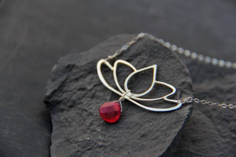 Handgemachte Lotus Halskette Aus Silber Oder Kupfer, Blume, Zarter Anhänger, Zierlich, Saphir Jade, Smaragd, Rubin Rot, Grün, Blau Handgemachte Lotus Halskette Aus Silber Oder Kupfer, Blume, Zarter Anhänger, Zierlich, Saphir Jade, Smaragd, Rubin Rot, Grün, Blau von Keepandcherish