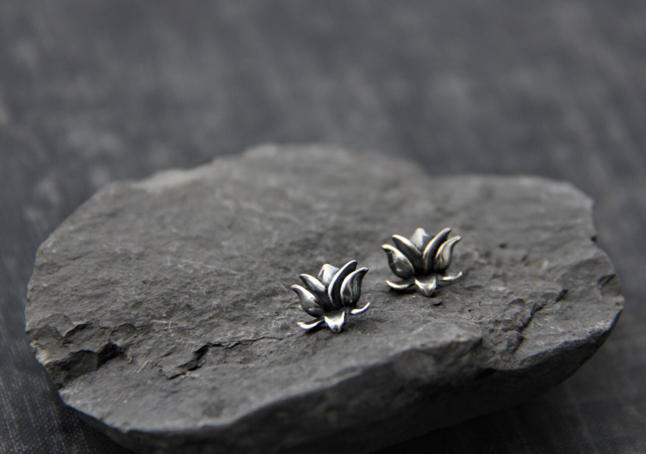 Kleine Massive Sterling Silber Lotus Ohrstecker, 925 Blume, Kleine Oxidiertes Silber, Rustikal, Alltäglich Kleine Massive Sterling Silber Lotus Ohrstecker, 925 Blume, Kleine Oxidiertes Silber, Rustikal, Alltäglich von Keepandcherish
