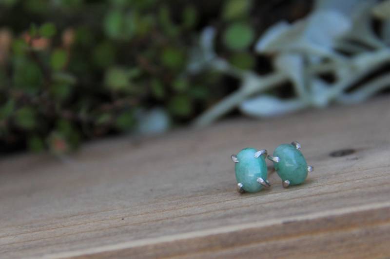 Kleine Ovale Facettierte Smaragd Und Sterling Silber Klauen Ohrstecker, Schlichte, Alltägliche Ohrhänger, 925, Grün Kleine Ovale Facettierte Smaragd Und Sterling Silber Klauen Ohrstecker, Schlichte, Alltägliche Ohrhänger, 925, Grün von Keepandcherish