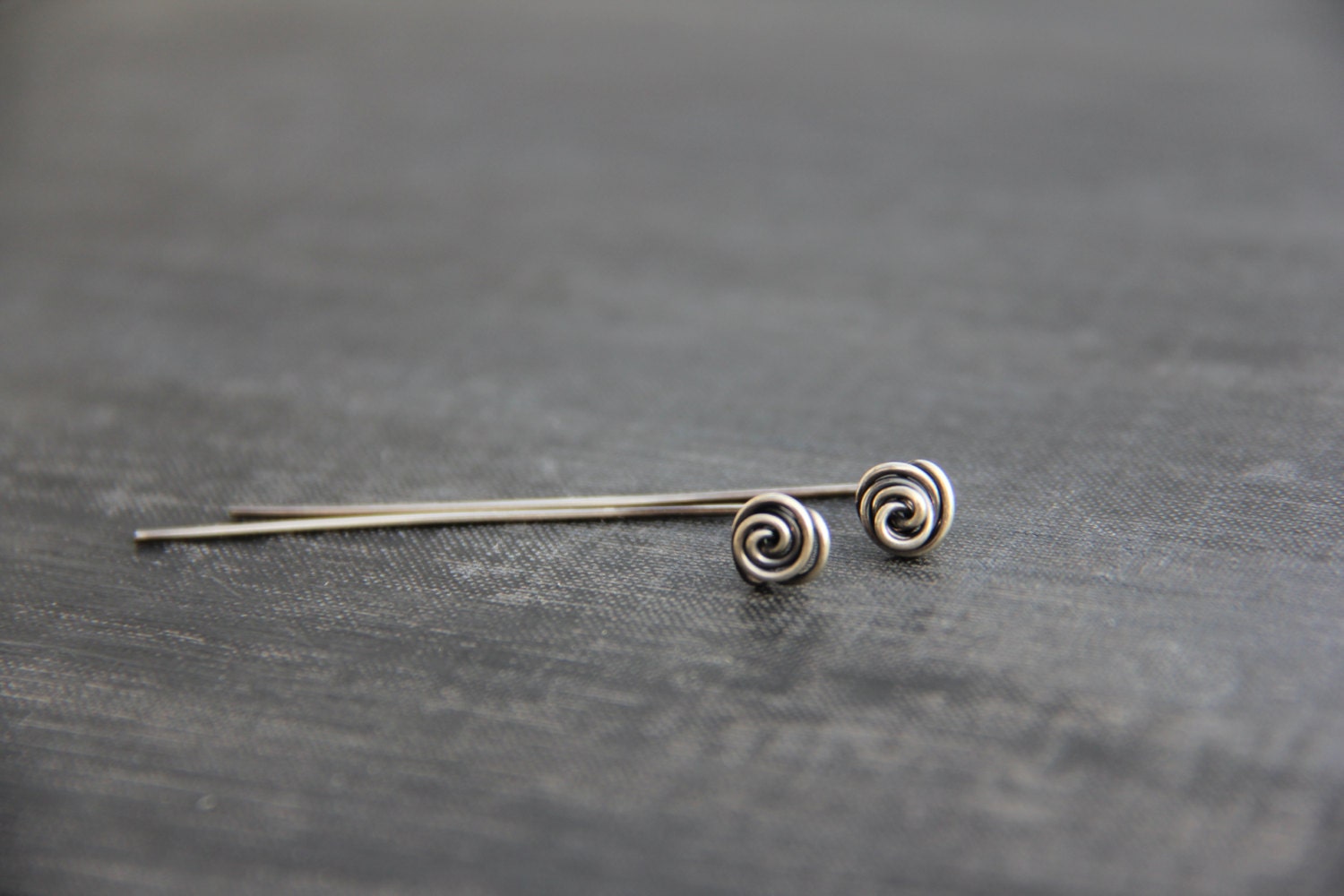 Kleine Rose Ohrstecker, Lange Rose, Sterling Silber, Bronze, Kupfer, Blumen Modern Kleine Rose Ohrstecker, Lange Rose, Sterling Silber, Bronze, Kupfer, Blumen Modern von Keepandcherish