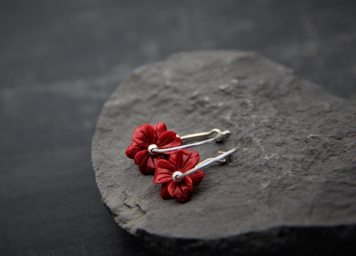 Kleine Sterling Silber Creolen Mit Handgeschnitzter Roter Korallen Blume, Minimalistisch, Geblümt, Kleine Creolen, Wald, Leuchtend Rot Kleine Sterling Silber Creolen Mit Handgeschnitzter Roter Korallen Blume, Minimalistisch, Geblümt, Kleine Creolen, Wald, Leuchtend Rot von Keepandcherish