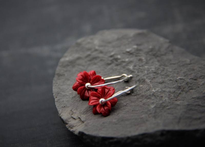 Kleine Sterling Silber Creolen Mit Handgeschnitzter Roter Korallen Blume, Minimalistisch, Geblümt, Kleine Creolen, Wald, Leuchtend Rot Kleine Sterling Silber Creolen Mit Handgeschnitzter Roter Korallen Blume, Minimalistisch, Geblümt, Kleine Creolen, Wald, Leuchtend Rot von Keepandcherish