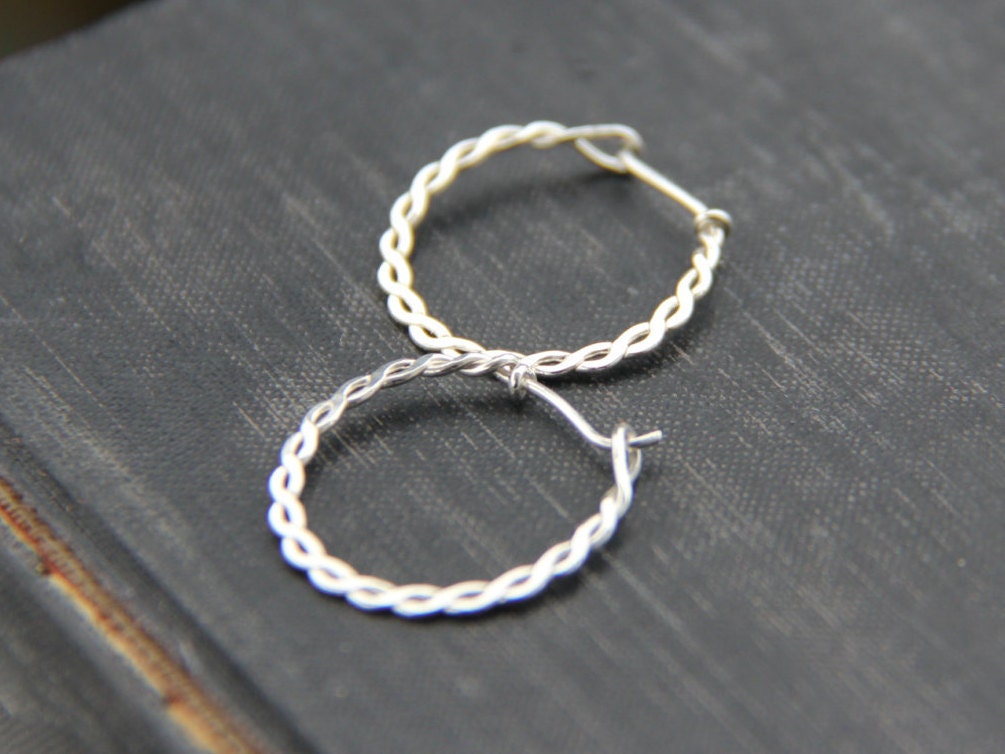 Kleine Verdrehte Sterling Silber Creolen, Geflochtene Gehämmert, Splitter 925 Ohrringe, Runde Oxidiert, Alltag, Minimal Kleine Verdrehte Sterling Silber Creolen, Geflochtene Gehämmert, Splitter 925 Ohrringe, Runde Oxidiert, Alltag, Minimal von Keepandcherish
