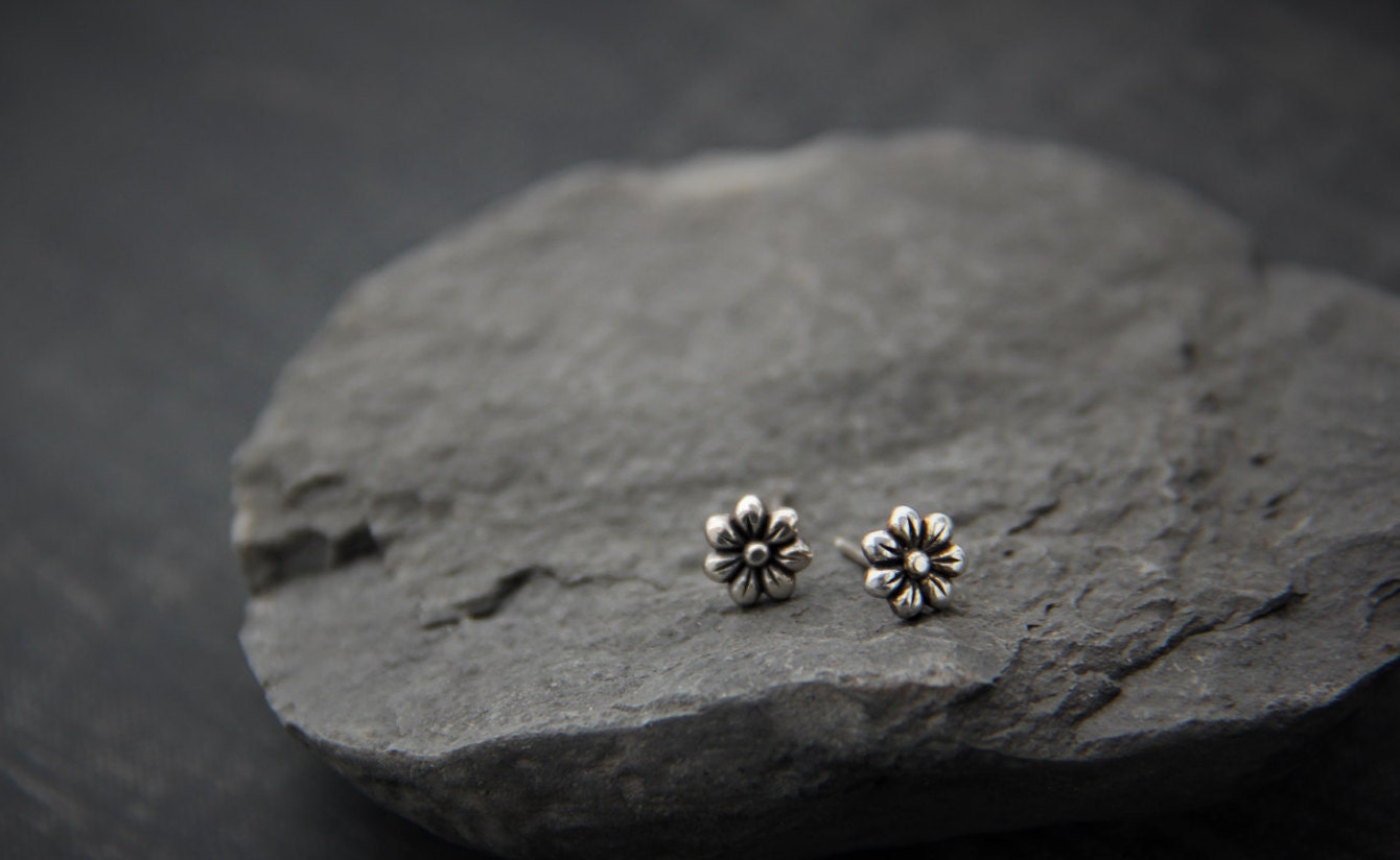 Klitzekleine Sterling Silber Ohrstecker, Blume, Oxidiertes Silber. 925, Kleine Floral, Alltäglich, Kind, Minimalistisch Klitzekleine Sterling Silber Ohrstecker, Blume, Oxidiertes Silber. 925, Kleine Floral, Alltäglich, Kind, Minimalistisch von Keepandcherish