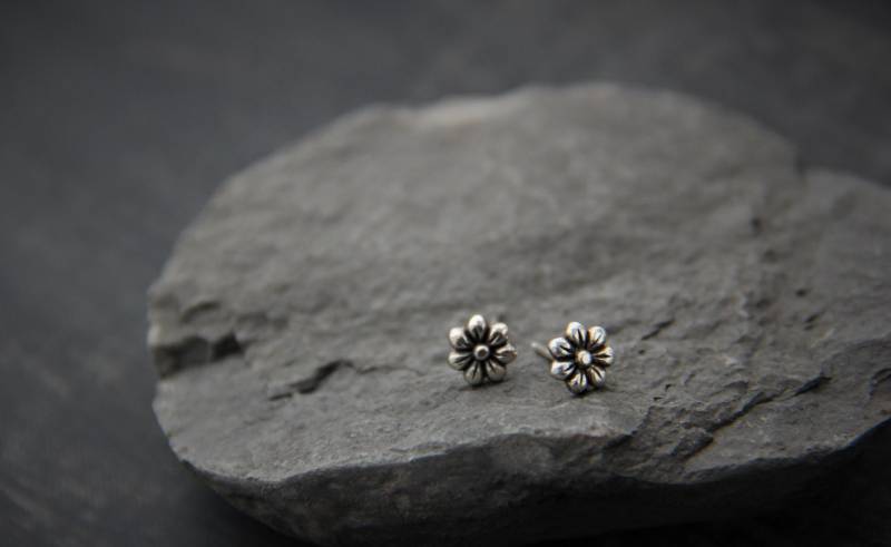 Klitzekleine Sterling Silber Ohrstecker, Blume, Oxidiertes Silber. 925, Kleine Floral, Alltäglich, Kind, Minimalistisch von Keepandcherish