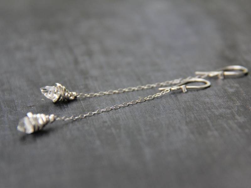 Lange Ohrringe Mit Rohem Herkimer Diamant Und Sterlingsilber, Ketten - Kristallohrringe, Rustikal, Funkelnd, Ungewöhnlich, Brautschmuck, Wire Wrap Lange Ohrringe Mit Rohem Herkimer Diamant Und Sterlingsilber, Ketten - Kristallohrringe, Rustikal, Funkelnd, Ungewöhnlich, Brautschmuck, Wire Wrap von Keepandcherish