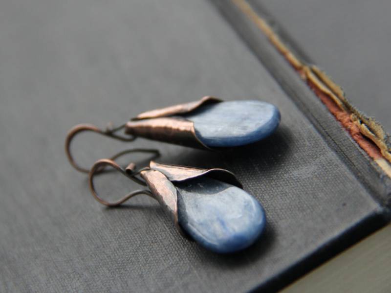 Metallarbeit "Winterblüten" Mit Kyanit Und Antikem Kupfer, Ohrhänger, Gehämmert, Blaue Ohrringe, Boho, Rustikale Ohrringe" Metallarbeit "Winterblüten" Mit Kyanit Und Antikem Kupfer, Ohrhänger, Gehämmert, Blaue Ohrringe, Boho, Rustikale Ohrringe" von Keepandcherish