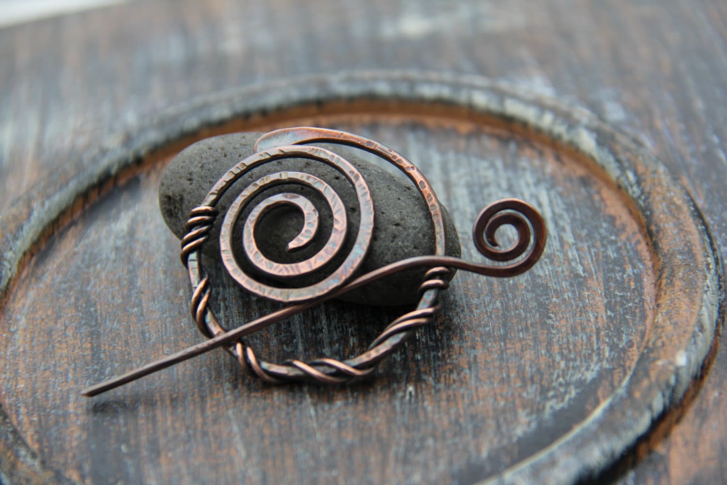 Oxidierte Strukturierte Spiralnadel, Schalnadel, Fibel, Rustikale, Primitiv, Einfache Runde Spirale, Brosche, Cardigan Verschluss Oxidierte Strukturierte Spiralnadel, Schalnadel, Fibel, Rustikale, Primitiv, Einfache Runde Spirale, Brosche, Cardigan Verschluss von Keepandcherish