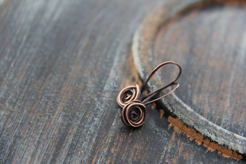 Rosenknospe Kleine Ohrhänger in Sterling Silber Oder Kupfer, 925 Rosen Ohrringe, Kupfer Wire Wrap, Blumen, Woodland von Keepandcherish