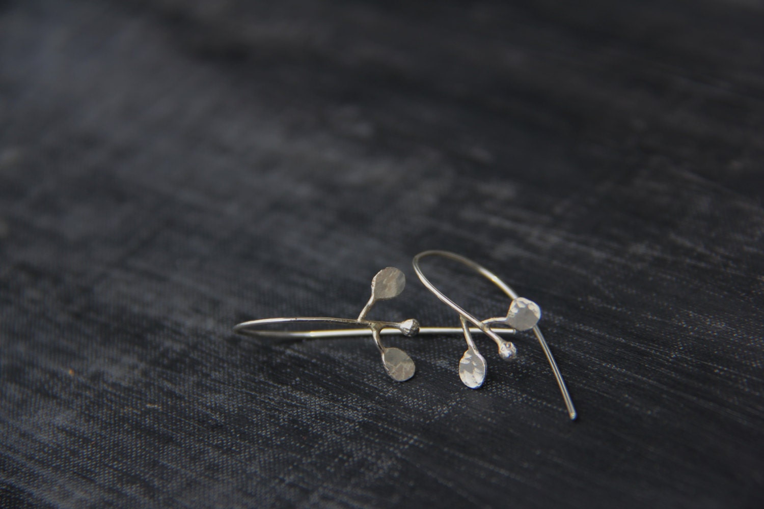 Sterling Silber Threader Stil Ohrringe Simply Botanica, Kleine Knospen Minimalist Ohrringe, Einfach, Rustikal, Natürliche Textur, Zweig, Blätter Sterling Silber Threader Stil Ohrringe Simply Botanica, Kleine Knospen Minimalist Ohrringe, Einfach, Rustikal, Natürliche Textur, Zweig, Blätter von Keepandcherish