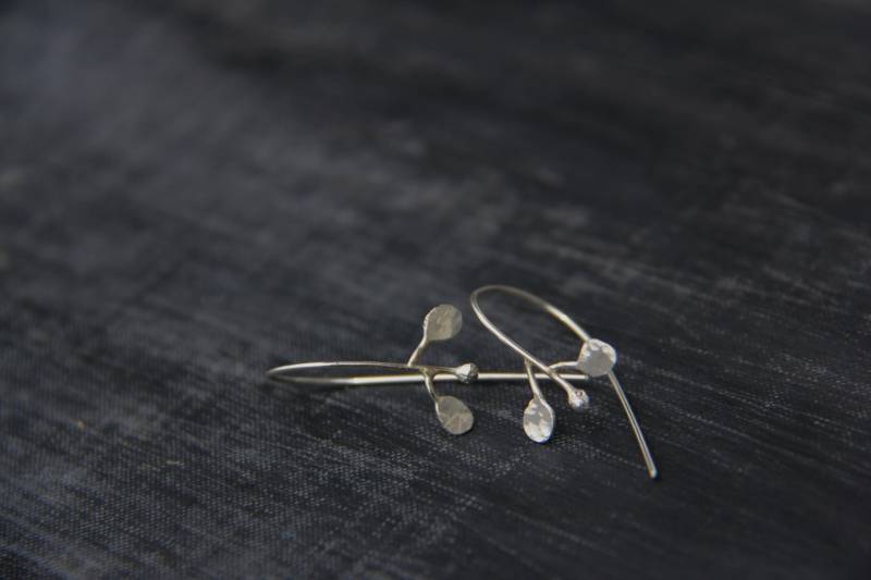 Sterling Silber Threader Stil Ohrringe Simply Botanica, Kleine Knospen Minimalist Ohrringe, Einfach, Rustikal, Natürliche Textur, Zweig, Blätter Sterling Silber Threader Stil Ohrringe Simply Botanica, Kleine Knospen Minimalist Ohrringe, Einfach, Rustikal, Natürliche Textur, Zweig, Blätter von Keepandcherish