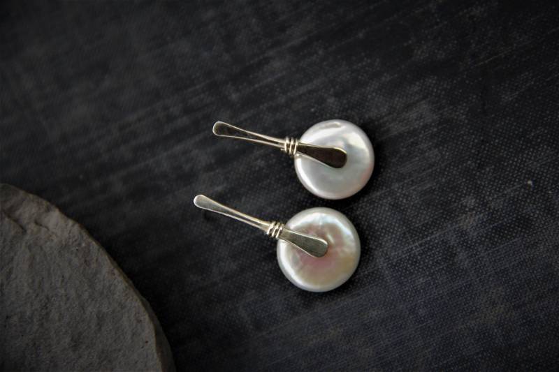 Sterling Silber Und Knopf Perle Ohrstecker, Modern, Minimalistisch, Elegant, Lange Handwerker Schmuck, Runde, Scheibe Stick Sterling Silber Und Knopf Perle Ohrstecker, Modern, Minimalistisch, Elegant, Lange Handwerker Schmuck, Runde, Scheibe Stick von Keepandcherish
