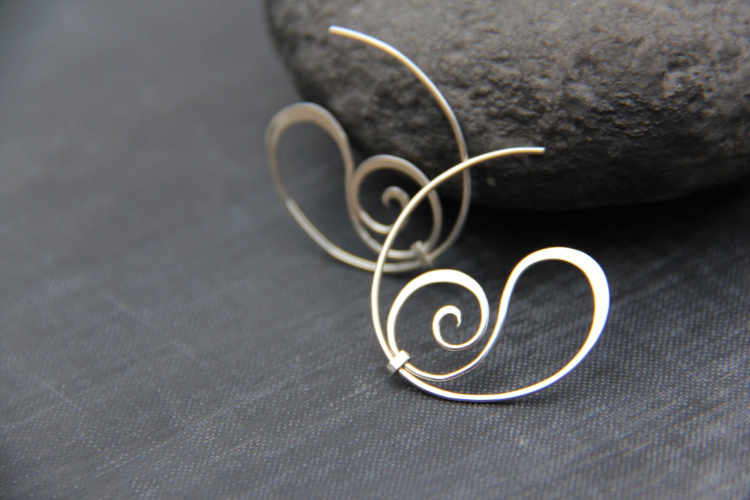 Swirly Sterling Silber Oder Kupfer Ohrstecker, Creolen. Runde Wire Wrap, Handgeschmiedet, 925, Spirale, Schnörkel, Elegant Swirly Sterling Silber Oder Kupfer Ohrstecker, Creolen. Runde Wire Wrap, Handgeschmiedet, 925, Spirale, Schnörkel, Elegant von Keepandcherish