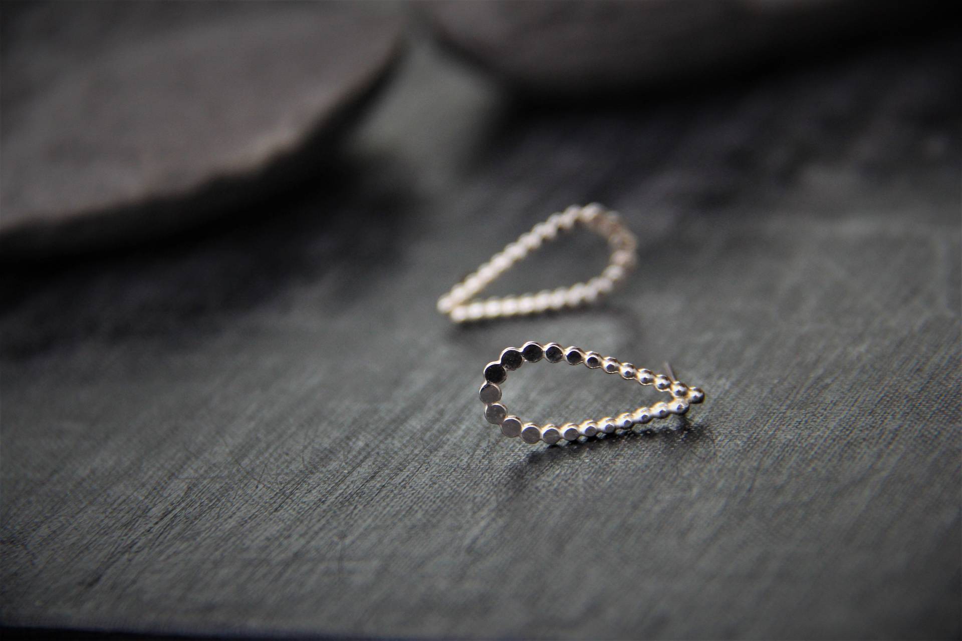 sterling Silber Gepunktet Tropfen Ohrstecker, Lange Minimal, Elegant, Einfach, Gehämmert, Handwerker Schmuck, Post Ohrringe, Perlen sterling Silber Gepunktet Tropfen Ohrstecker, Lange Minimal, Elegant, Einfach, Gehämmert, Handwerker Schmuck, Post Ohrringe, Perlen von Keepandcherish