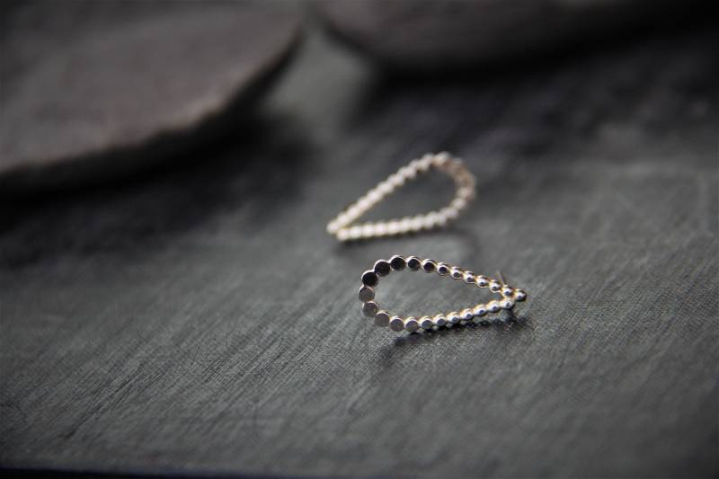 sterling Silber Gepunktet Tropfen Ohrstecker, Lange Minimal, Elegant, Einfach, Gehämmert, Handwerker Schmuck, Post Ohrringe, Perlen sterling Silber Gepunktet Tropfen Ohrstecker, Lange Minimal, Elegant, Einfach, Gehämmert, Handwerker Schmuck, Post Ohrringe, Perlen von Keepandcherish