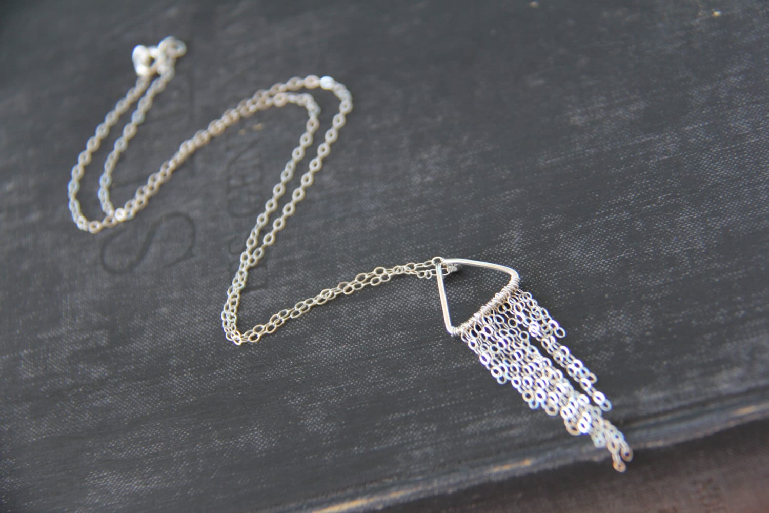sterling Silber Kleines Dreieck Und Kaskadenkette Fransen Zierliche Halskette, Wasserfall Modern, Minimalistisch, Geometrisch sterling Silber Kleines Dreieck Und Kaskadenkette Fransen Zierliche Halskette, Wasserfall Modern, Minimalistisch, Geometrisch von Keepandcherish