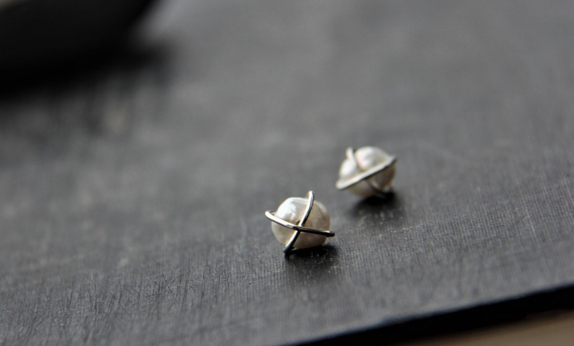 sterling Silber Und Keishi Perle Gewickelte Ohrstecker, Kreuz Gewickelt, Natürliche Form, Organisch, 925, Draht Gewickelt Kleine Ohrringe sterling Silber Und Keishi Perle Gewickelte Ohrstecker, Kreuz Gewickelt, Natürliche Form, Organisch, 925, Draht Gewickelt Kleine Ohrringe von Keepandcherish