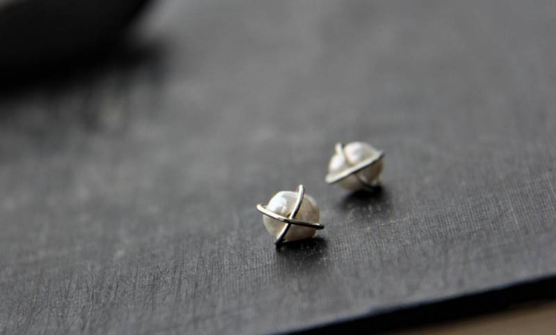 sterling Silber Und Keishi Perle Gewickelte Ohrstecker, Kreuz Gewickelt, Natürliche Form, Organisch, 925, Draht Gewickelt Kleine Ohrringe sterling Silber Und Keishi Perle Gewickelte Ohrstecker, Kreuz Gewickelt, Natürliche Form, Organisch, 925, Draht Gewickelt Kleine Ohrringe von Keepandcherish