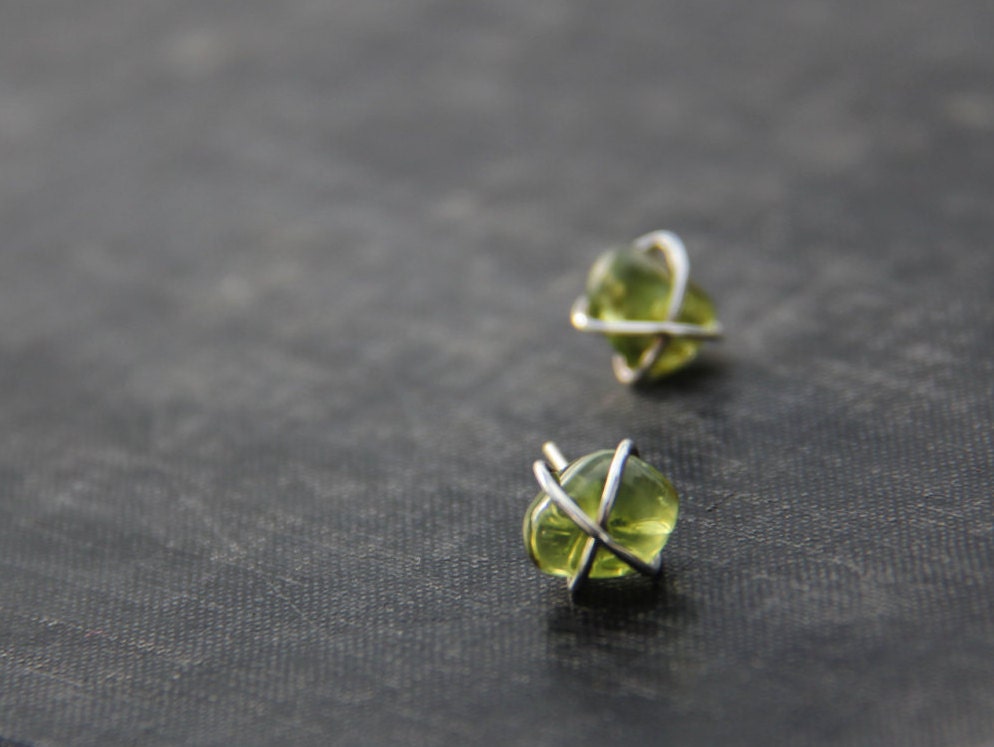 sterling Silber Und Nugget Peridot Kreuz Gewickelte Ohrstecker, Drahtgewickelte 925, Jeden Tag, Natürlich, Roh, Ungeschnitten sterling Silber Und Nugget Peridot Kreuz Gewickelte Ohrstecker, Drahtgewickelte 925, Jeden Tag, Natürlich, Roh, Ungeschnitten von Keepandcherish