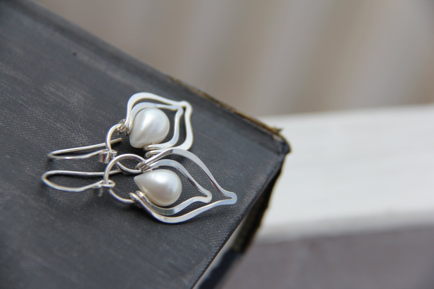 "sterling Silber Und Träne Perle Baumeln Doppel Creolen "Dazzling Lotus", 925 Zarte Ohrringe, Zierliche Blütenblätter." "sterling Silber Und Träne Perle Baumeln Doppel Creolen "Dazzling Lotus", 925 Zarte Ohrringe, Zierliche Blütenblätter." von Keepandcherish