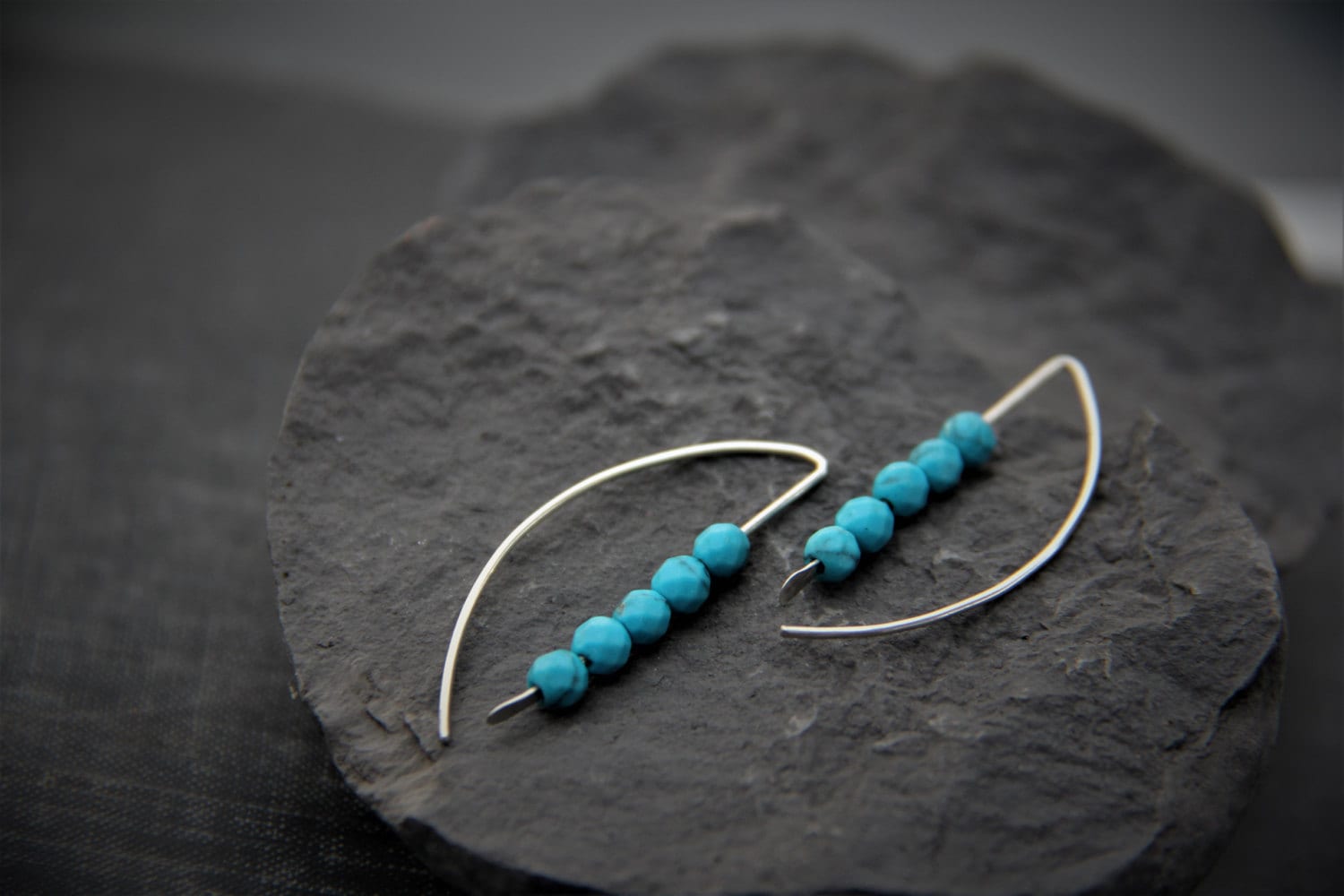 sterling Silber Und Türkis Howlith Halbmond Creolen, Halbkreis Ohrringe, Minimalistisch, Geometrisch, Einfach, Bogen, Blaue Ohrringe sterling Silber Und Türkis Howlith Halbmond Creolen, Halbkreis Ohrringe, Minimalistisch, Geometrisch, Einfach, Bogen, Blaue Ohrringe von Keepandcherish