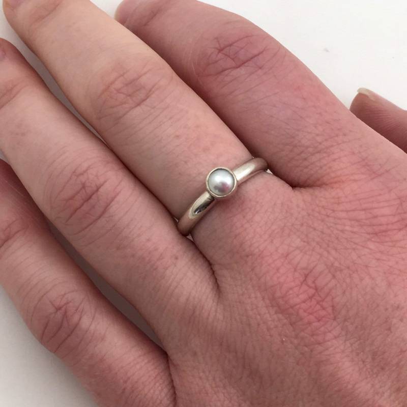 925 Sterling Silber Süßwasserperle Stapelbar Schmalband-Ring Handgemachter Minimalist Juni Birthstone Zierlicher Einfacher Ring von KeepsakeJewel