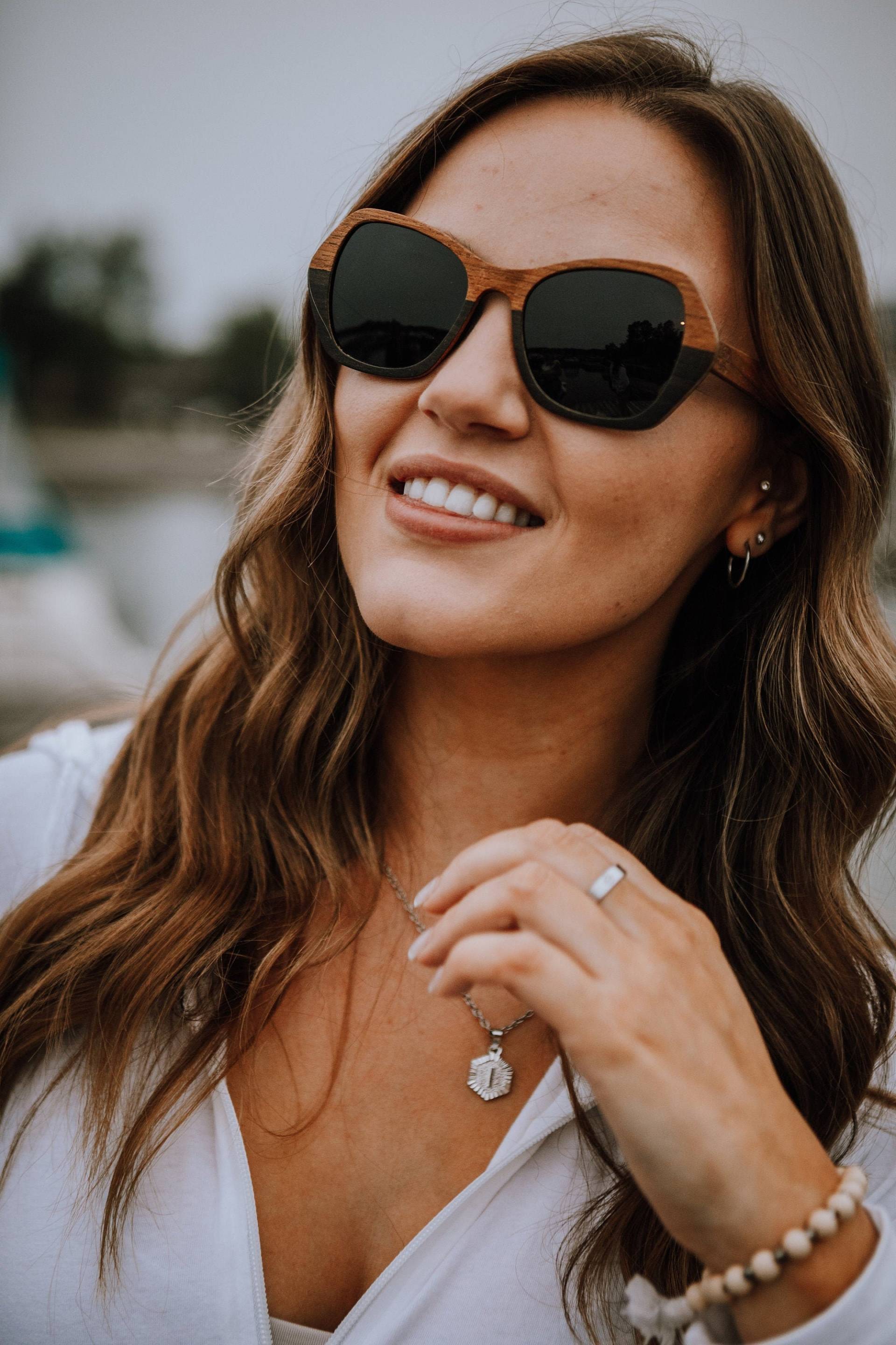 Zweifarbige Holz-Sonnenbrille, Eckige Edgy Eco-Responsible Holz-Sonnenbrille Zweifarbige Holz-Sonnenbrille, Eckige Edgy Eco-Responsible Holz-Sonnenbrille von KeepwoodEyewear