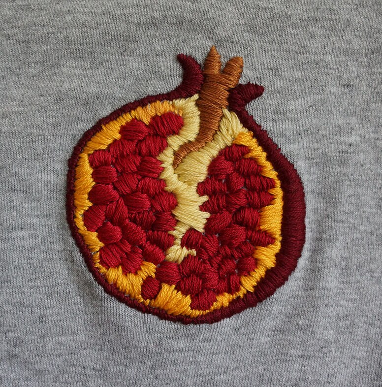 Granatapfel T-Shirt | Handbestickt Granatapfel T-Shirt | Handbestickt von KeeratKaurShop