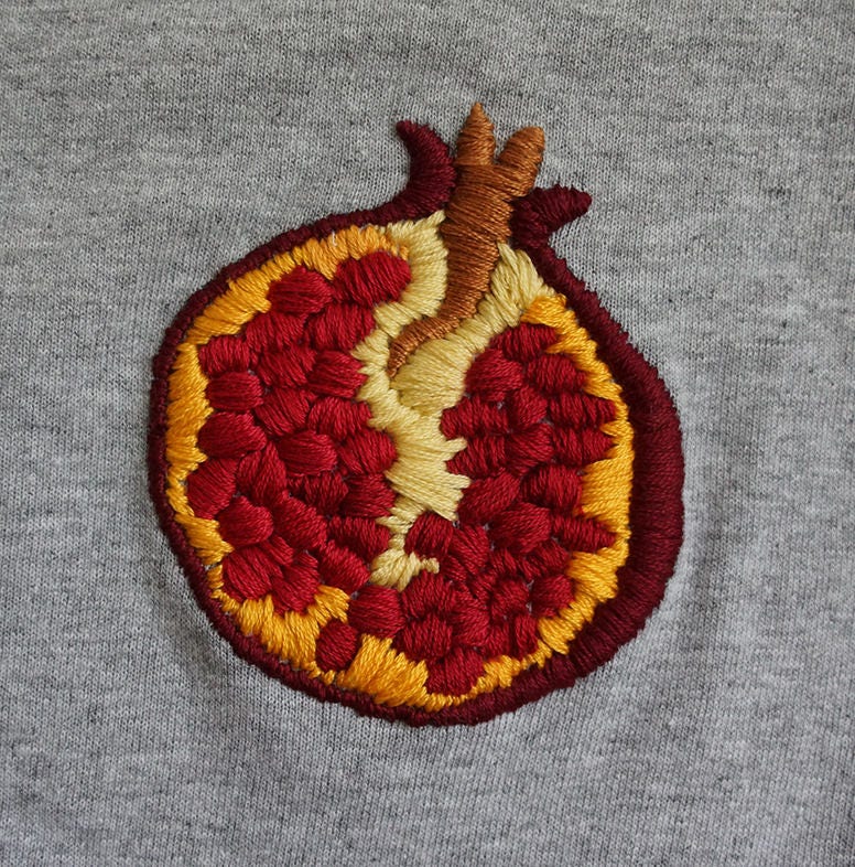 Granatapfel T-Shirt | Handbestickt Granatapfel T-Shirt | Handbestickt von KeeratKaurShop