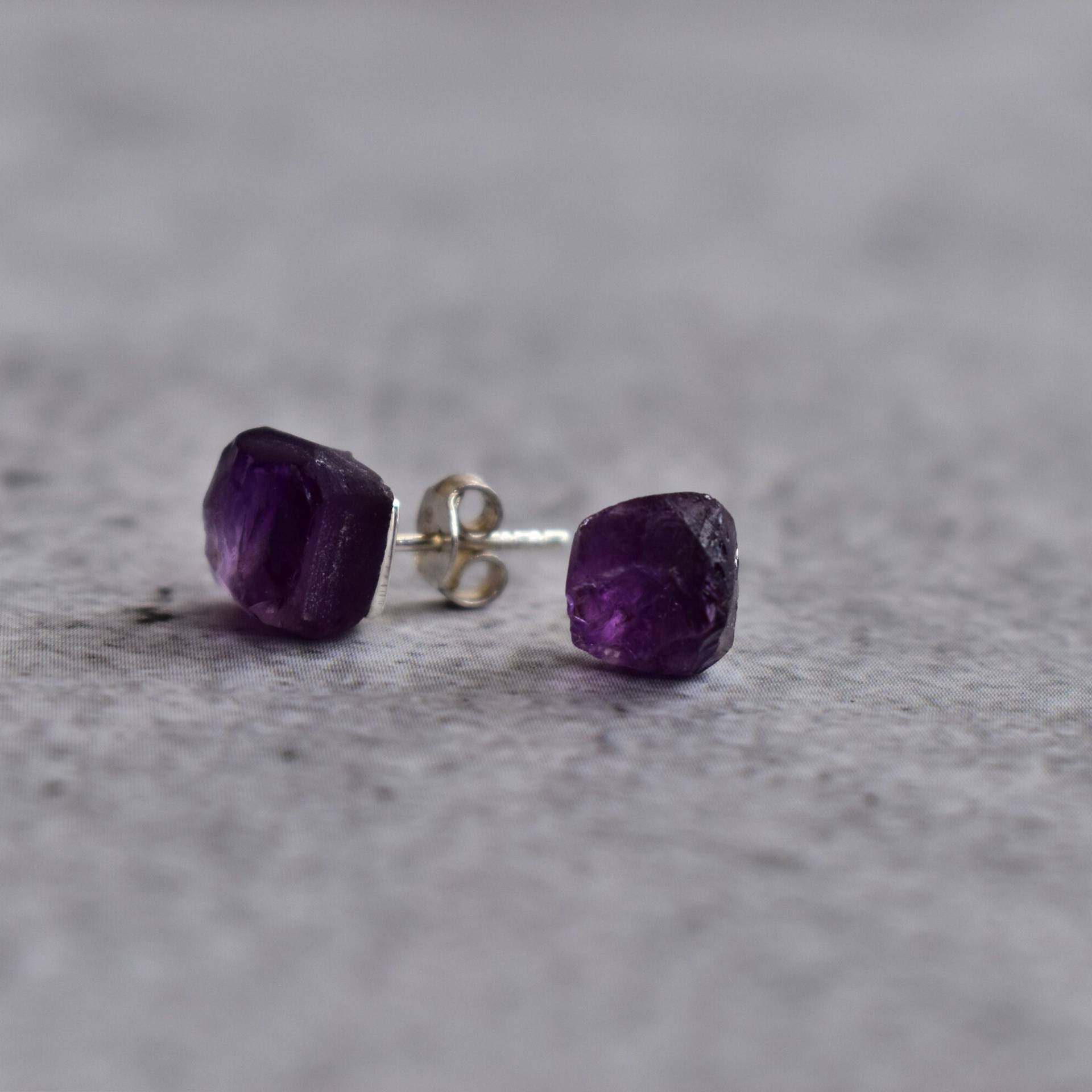 Amethyst Quarz Ohrstecker, Rohe Edelstein Heilung Kristall Brautjungfer Geschenke, Ohrringe, Lila Heilkristall von KeetaLuxury