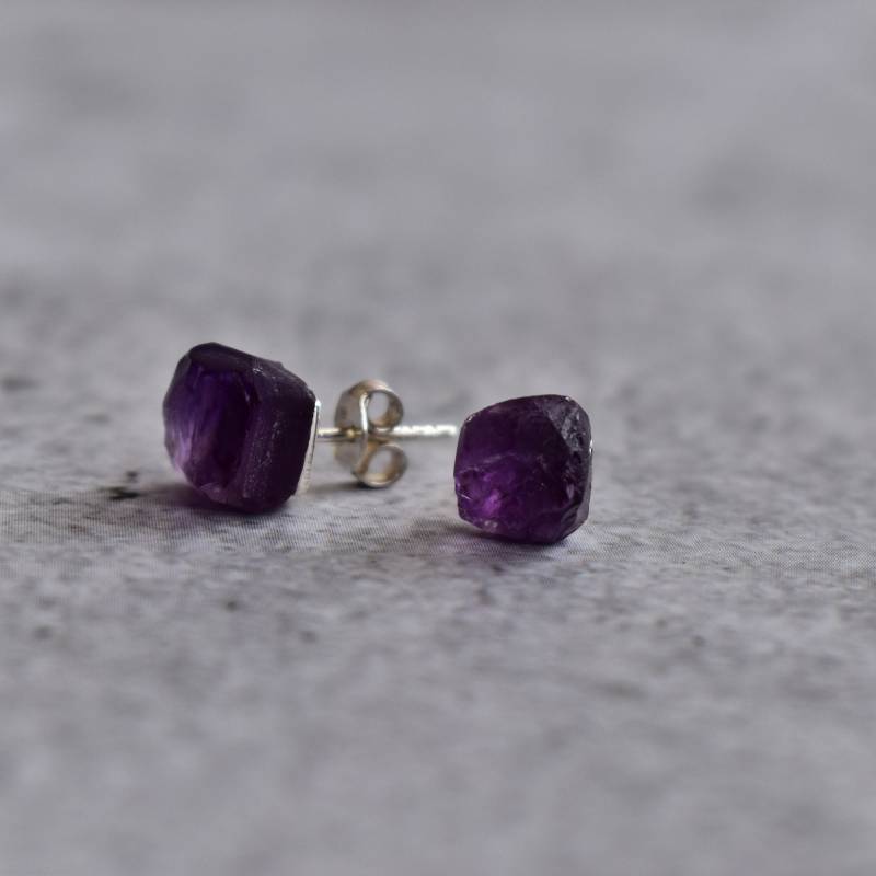 Amethyst Quarz Ohrstecker, Rohe Edelstein Heilung Kristall Brautjungfer Geschenke, Ohrringe, Lila Heilkristall von KeetaLuxury