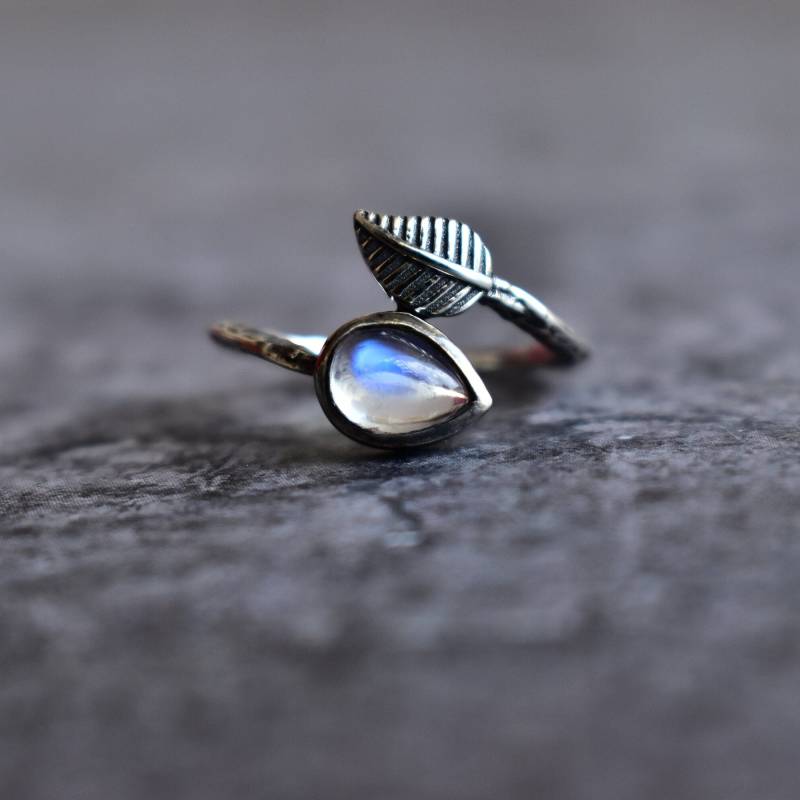 Blatt Regenbogen Mondstein Ring, Natur Inspiriert Boho Alltäglicher Einzigartiges Jahrestag Oder Geburtstagsgeschenk Für Sie von KeetaLuxury