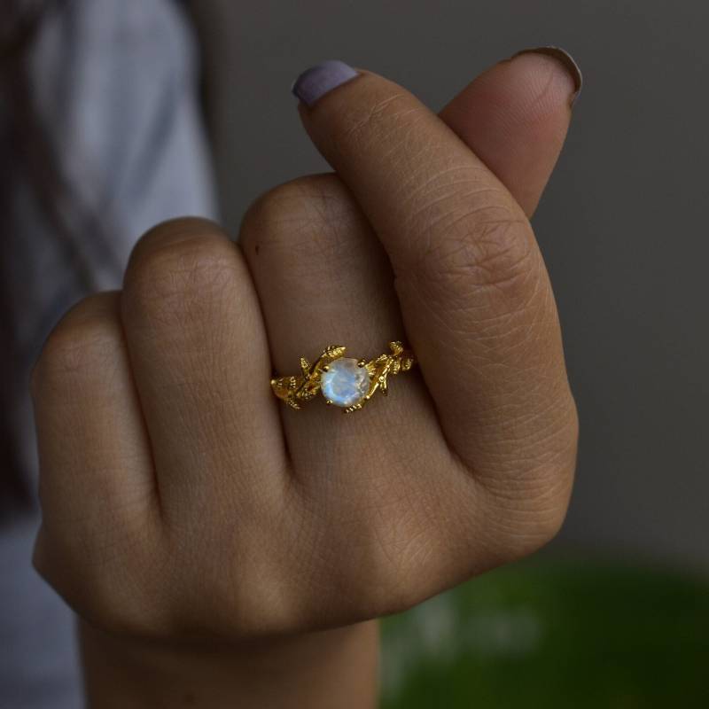 Blatt Regenbogen Mondstein Ring, Natur Inspiriert Zweig Verlobungsring, Versprechen Ring 14K Gold Gefüllt, Einzigartiges Jubiläumsgeschenk Für Sie von KeetaLuxury
