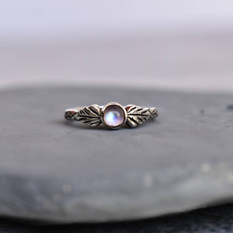 Blatt Regenbogen Mondstein Ring, Zweig Boho Sterling Silber Geschenk Für Sie von KeetaLuxury