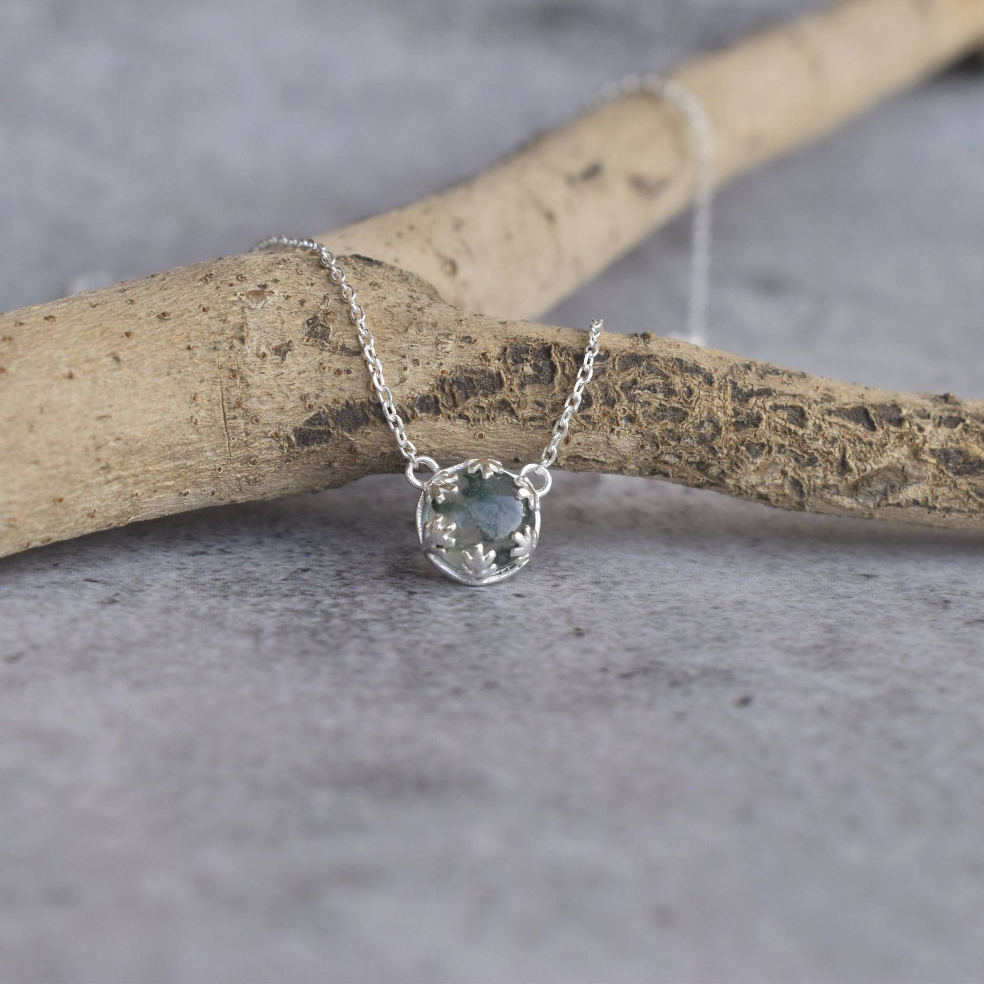 Echte Grüne Moos Achat Halskette, Runder Anhänger, Anhänger Für Frauen, Sterling Silber Braut Moissanite von KeetaLuxury